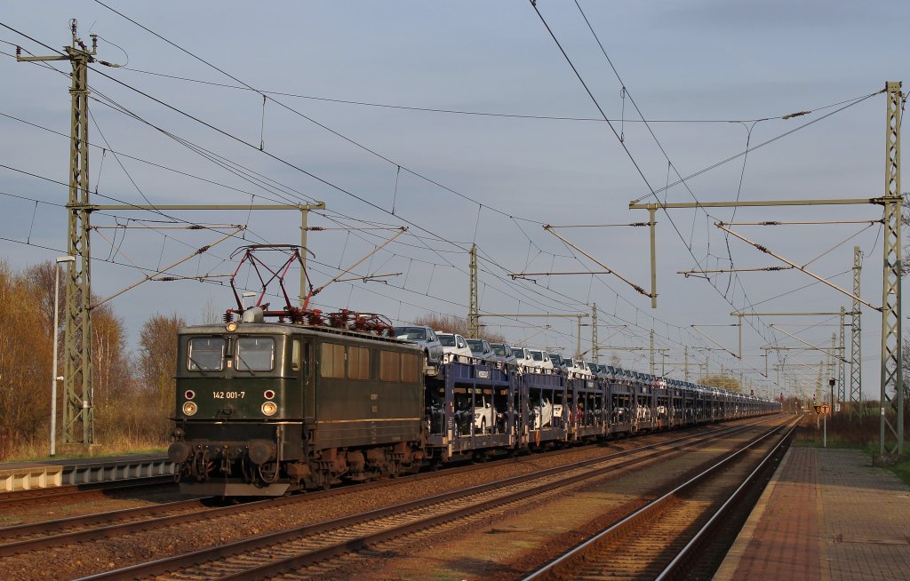 Am 21.April 2013 war MTEG 142 001 mit einem beladenen Autozug in Marienborn auf dem Weg Richtung Braunschweig.