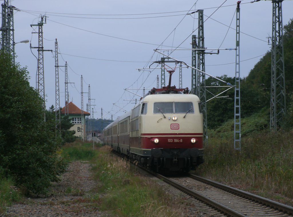 Am 21.September 2011 hatte 103 184 in Lietzow,mit dem TEE Koblenz-Binz,die Hauptstrecke KBS 195 Stralsund-Sassnitz verlassen.Die Aufnahme entstand vom berweg zu den Feuersteinfelder aus.Im Hindergrund ist das Stellwerk B2 zuerkennen in dem sich das Estw Lietzow befindet und von dem aus die Bahnhfe in Lietzow,Prora und Binz gesteuert werden.
