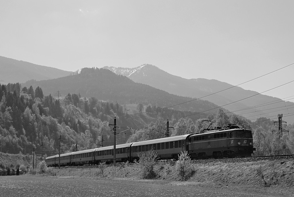 
Am 22. April 2011 bespannte die blutorange 1142.623 den IC 512 und konnte dabei kurz nach dem Halt in Bischofshofen fotografiert werden.