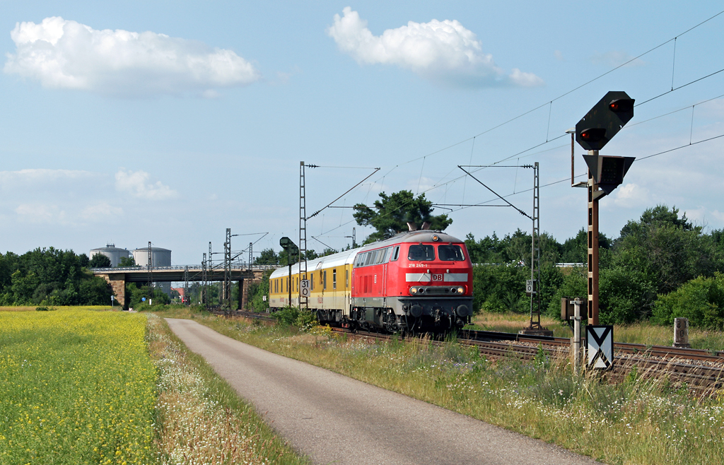 Am 22. Juni 2010 befrdert die bei DB Service in Karlsruhe beheimatete 218 249 den NbZ 94254 bei Waghusel in Richtung Graben-Neudorf. Das Schne an dieser Lok ist, dass sie noch den alten TB 10-Motor besitzt, der eine wunderbare Soundkulisse erzeugt :-)