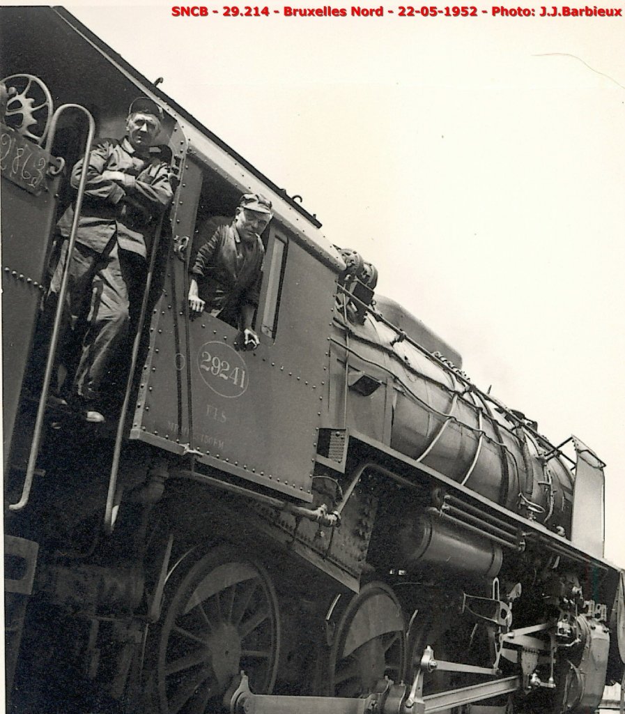 Am 22. Mai 1952, die Lok 29.241 wartet in Brssel Nordbahnhof (alt) fr
Abfahrt.  Sie ist ein Teil von insgesamt 300 Lokomotiven die nach dem
2. Weltkrieg, in 1946, in den USA und Kanada bestellt war. In dieser Zeit war noch keine Museumlokomotive, man hatte andere Sorgen.  
Von dieser Reihe ist eine einzige lok geblieben, die 29.013 die den letzten Reisezug in 1966 gefhrt hat. (Foto J.J.Barbieux)