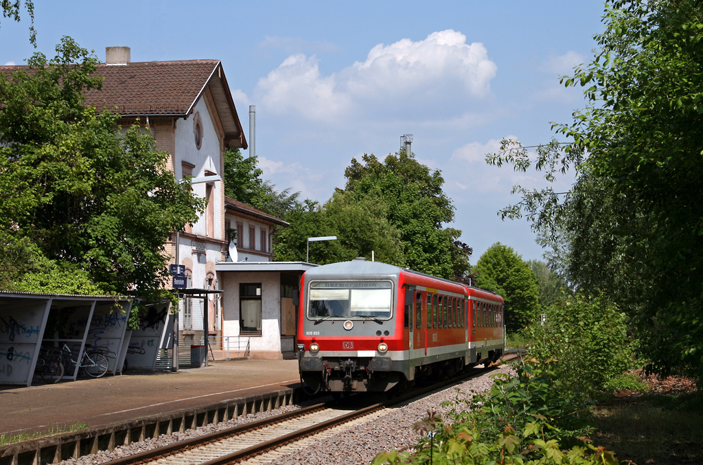 Am 22. Mai 2010 legt der Ludwigshafener 628 699 als RB 18778 von Bruchsal nach Germersheim im Haltepunkt von Rheinsheim einen kurzen Zwischenhalt ein. Die Strecke ist derzeit wegen Modernisierungsarbeiten gesperrt – ab Dezember 2011 sollen hier Triebwagen der Baureihe 425 der S-Bahn Rhein-Neckar fahren.
