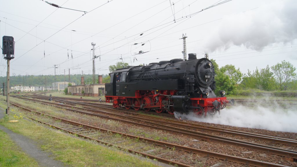 am 22 Mai 2010
95027 dampft vom Stellwerk in Blankenburg Harz weg um einzukreuzen und aufs Gelnde von Brcke e.V. zu fahren