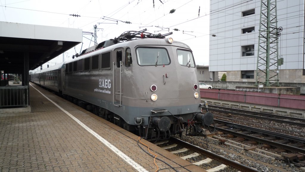 Am 22. Oktober 2010 war der AEG Showtrain zu Gast in Wrzburg, der gerade zwei Monate lang quer durch Deutschland unterwegs ist. Gezeigt werden die neusten AEG Gerte, die sich die Hndler ansehen und testen knnen. Der Zug war gestern in Hof stationiert und fhrt morgen weiter nach Frankfurt, wo er ab Montag wieder zur Besichtigung bereit steht. Zuglok ist eine Bgelfalten 110.