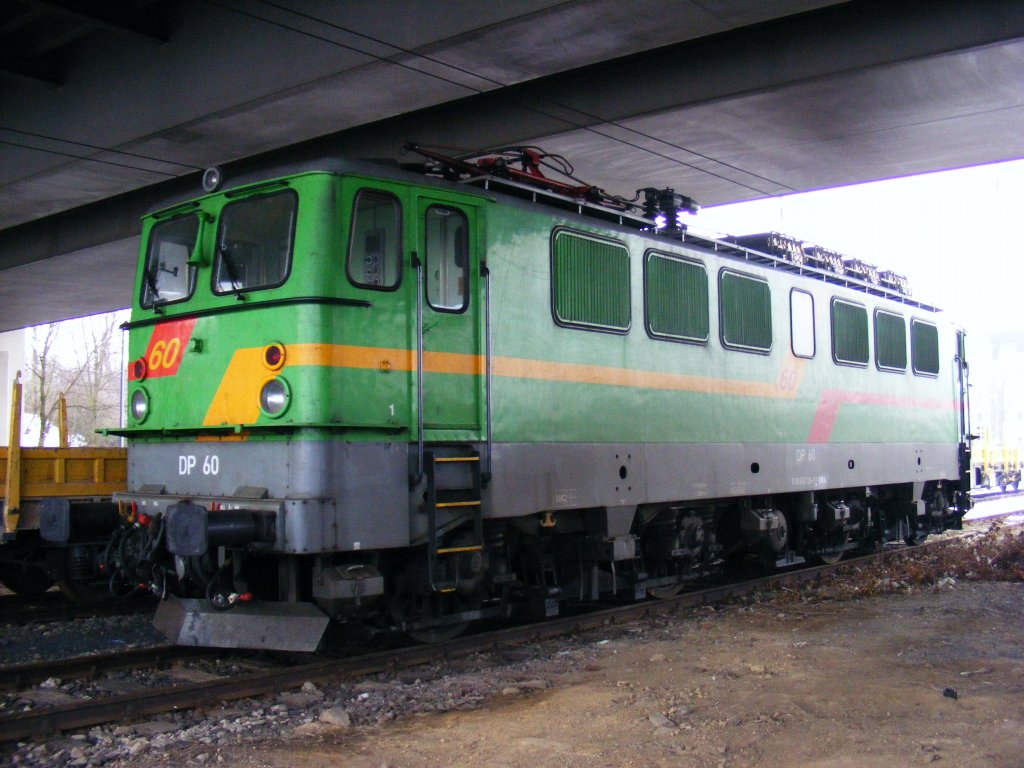 am 22.01.2010 stand die E11 DP60 (ex WAB) in Magdeburg Sudenburg.
Leider unter der Sdringbrcke und deshalb in einem sehr dunklen Bereich..