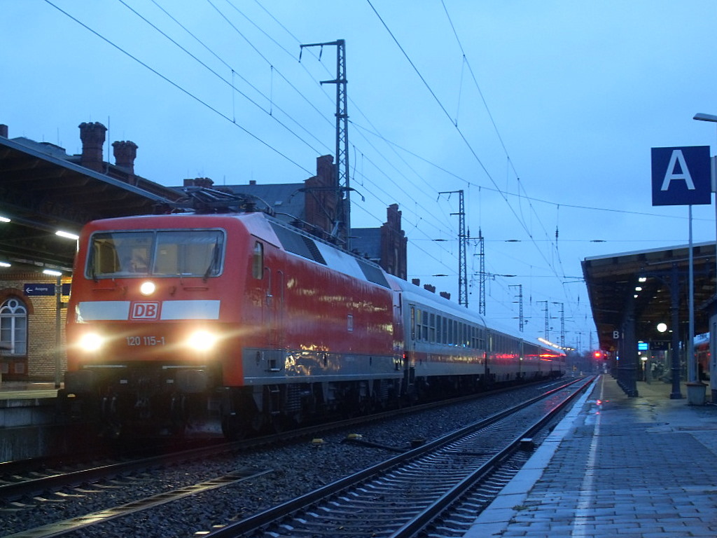 Am 22.01.2012 kam 120 115 mit ihrer IC 1923 Garnitur in Stendal an und fuhr dann weiter nach Frankfurt/Main.