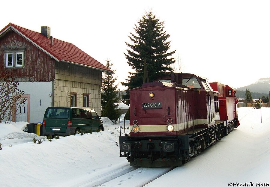 Am 22.02.2010 berfhrte 202 646 der Erzgebirgsbahn den Wolkensteiner Schneepflug SPM 312 wieder an seinen Standort. Nahe Sehme konnte die Fuhre, leider bei schlechten Lichtbedingungen, abgepasst werden.