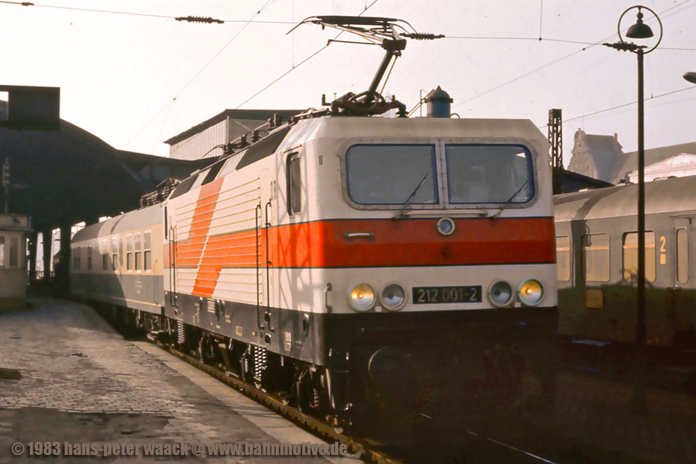 Am 22.03.83 traf ich zuf�llig diesen Versuchszug mit 212 001 im Hbf von Halle/S. Vie Zeit war nicht zum Fotografieren, denn er fuhr kurz danach an, nachdem ich die Treppe zum Bahnsteig hoch st�rzte ... Der Messwagen des IfE Halle/S. diente zur leistungstechnischen Untersuchung der Lokomotive. 
