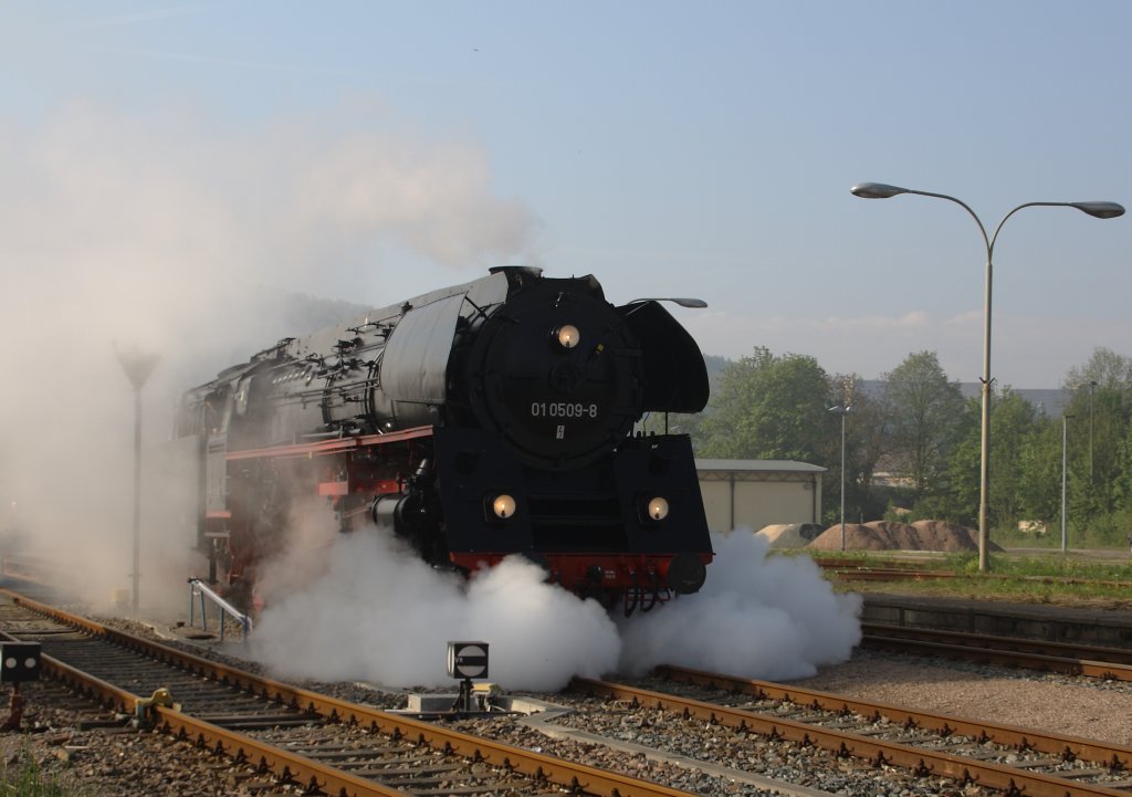 Am 22.05.10 rangiert 01 509 im Bahnhof Aue.
(Aufgenommen von einer ffentlichen Strae)