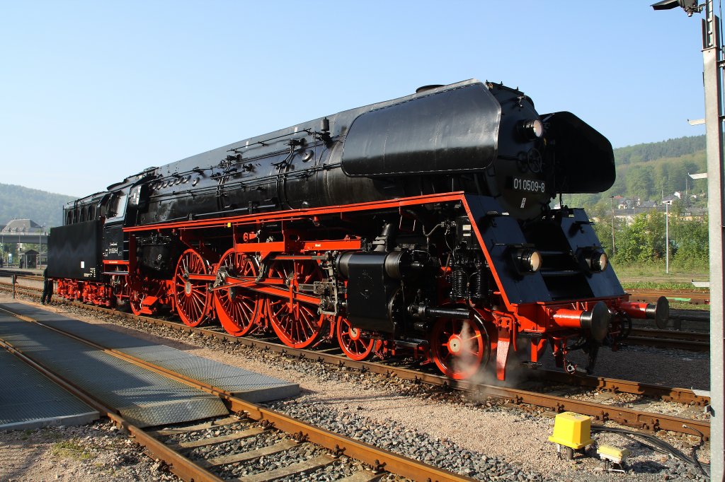 Am 22.05.10 war 01 509 bei uns im Erzgebirge im Ergebirge zu Gast, sie holte den Sonderzug des VSE-Schwazenberg zum DDM Dampflok-Treffen aus Aue ab. Auf Grund der Radien und ihrer hohen Meterlast konnte sie jedoch nicht bis Schwarzenberg fahren. Die V 60D (106 992-6) des VSE brachte den Zug bis Aue, wo er von 01 509 bernommen wurde.
(Aufgenommen von einer ffentlichen Strae)