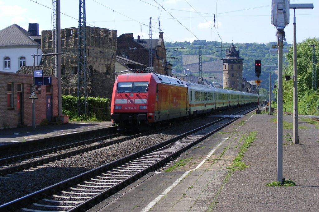 Am 22.05.2010 durchfhrt die mit LED-Spitzenlicht ausgestattete 101 047-9 mit ihrem IC 2115 den an der linken Rheinstrecke (KBS 471) sich befindenden Bahnhof Oberwesel und fhrt in Fahrtrichtung Mainz.
