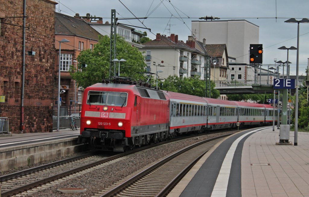 Am 22.05.2013 bespannte 120 123-5 den IC 118 von Stuttgart Hbf nach M�nster (Westf.). Hier Durchf�hrt der zug gerade die Kurve des Wormser hbf.