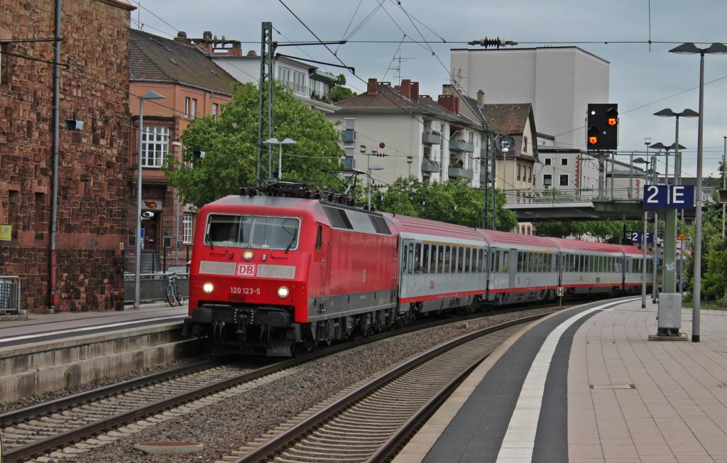 Am 22.05.2013 bespannte 120 123-5 den IC 118 von Stuttgart Hbf nach Mnster (Westf.). Hier Durchfhrt der zug gerade die Kurve des Wormser hbf.