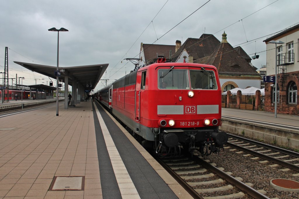 Am 22.05.2013 fuhr 181 218-9 mit einem IC nach Strasbourg, hier beim Zwischenhalt in Worms Hbf.