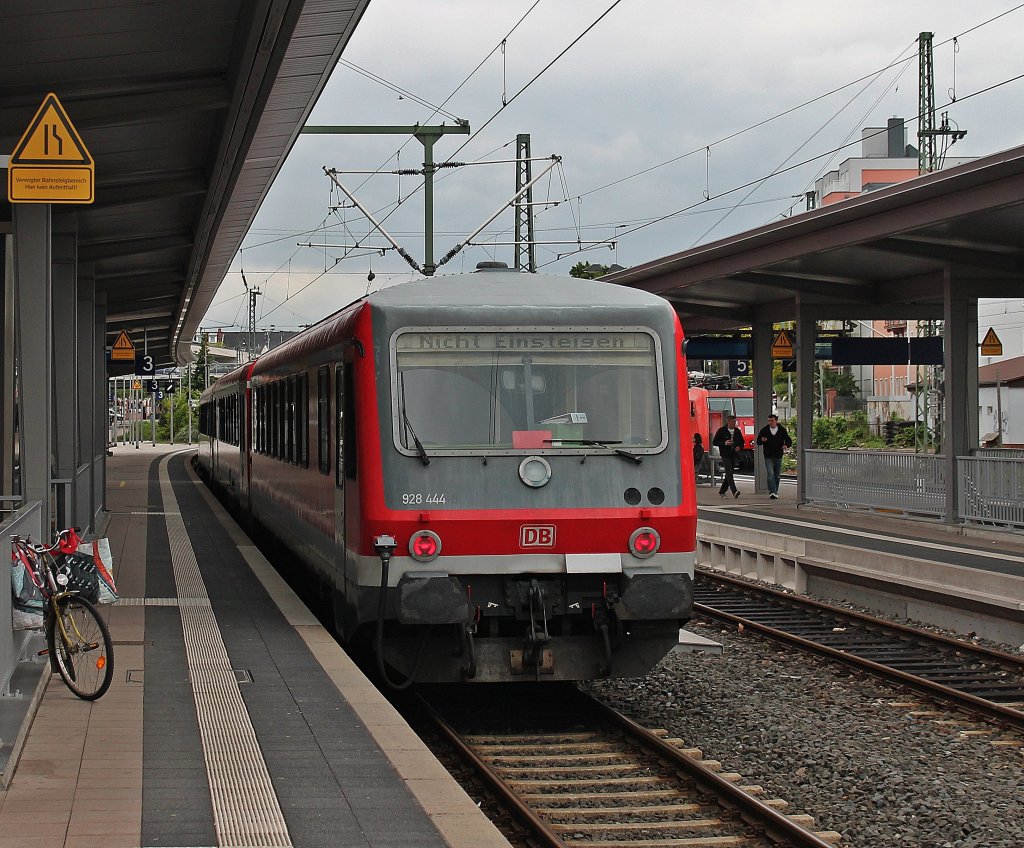 Am 22.05.2013 stand 928 444 mit einer weiteren Einheit am Bahnsteig in Worms Hbf.