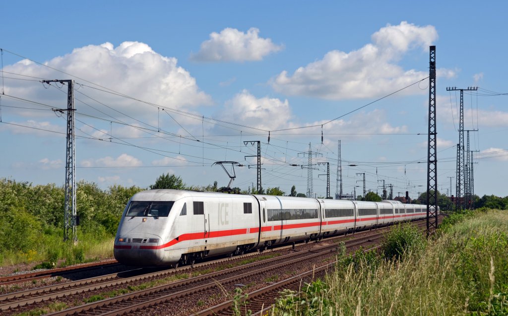 Am 22.06.13 fuhr dieser umgeleitete ICE der BR 401 durch Grokorbetha Richtung Erfurt. Wegen der hochwasserbedingten Sperrung werden diese Zge momentan nicht wie blich ber Stendal/Hannover sondern ber Erfurt Richtung Frankfurt/M gefhrt. 