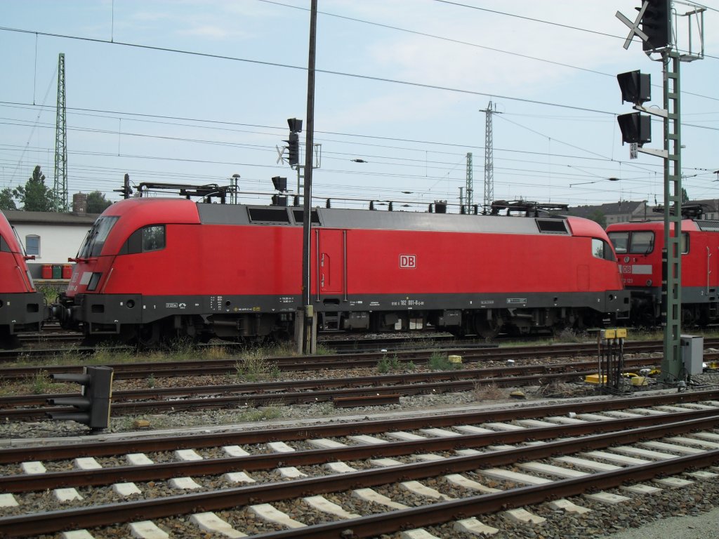 Am 22.07.2010 stand 182 001 zwischen zwei anderen Lokomotiven in Cottbus Hbf abgestellt. 
