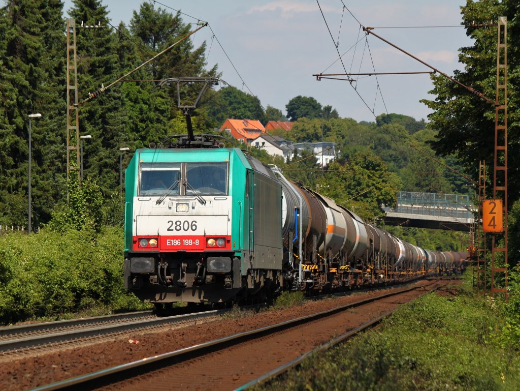 Am 22.07.2012 zieht Cobra 186 198-8 (2806) einen Kesselzug die Rampe von Aachen West zum Gemmenicher Tunnel nach Belgien hoch.