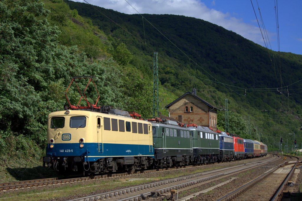 Am 22.07.2012 zog die 140 423 einen Lokzug bestehend aus E40 128, E50 096, E10 348, 111 001 und vier Personenwagen von Nrnberg nach Koblenz Ltzel. Hier bei Kaub am Rhein.