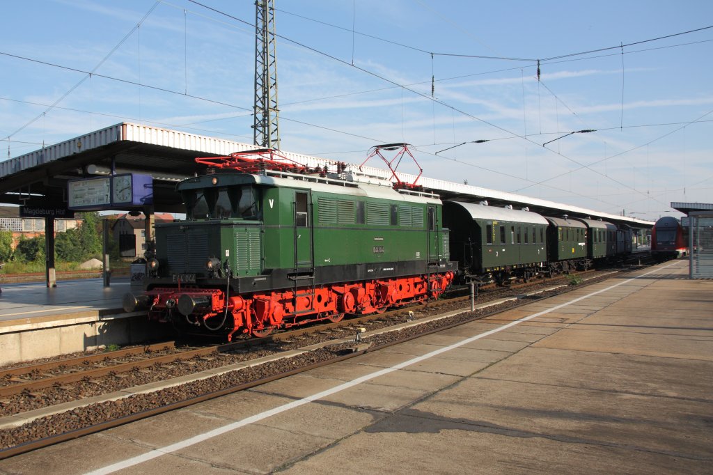 Am 22.08.2010 fuhr ein Sonderzug von Loburg nach Wei�enfels zum Sachsen-Anhalt-Tag. Hier ist der Zug bei der Abfahrt in Magdeburg Hbf zu sehen. Gezogen wurde er ab Magdeburg von E44 044. 