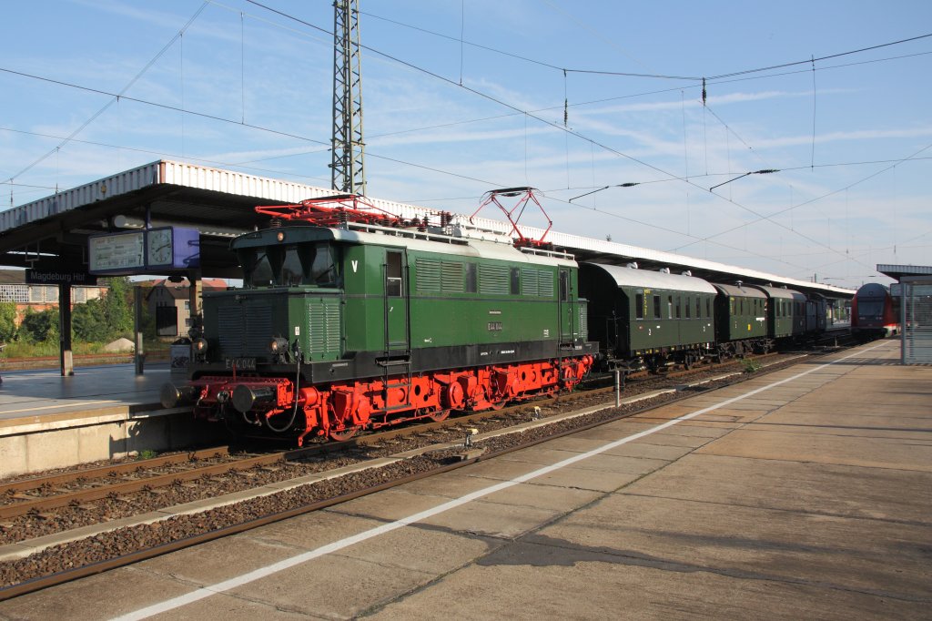 Am 22.08.2010 fuhr ein Sonderzug von Loburg nach Weienfels zum Sachsen-Anhalt-Tag. Hier ist der Zug bei der Abfahrt in Magdeburg Hbf zu sehen. Gezogen wurde er ab Magdeburg von E44 044. 