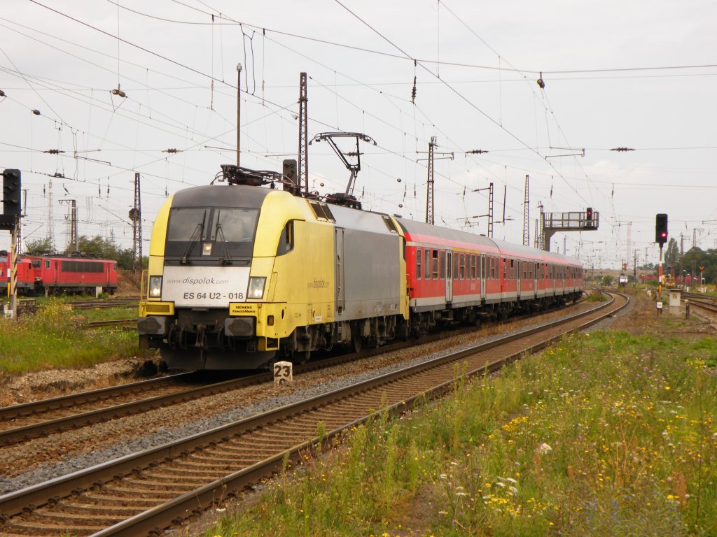 Am 22.08.2011 zog ES64U2-018 eine RB von Halle/Saale nach Eisenach, hier bei der Einfahrt in Grokorbetha.