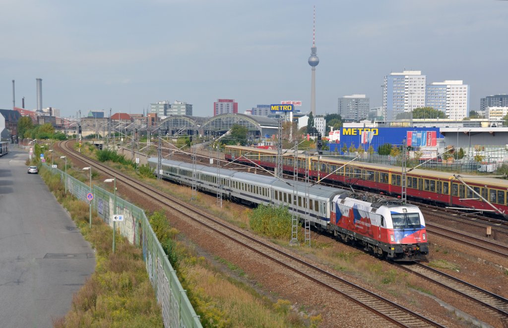 Am 22.09.12 hat 5 370 006 mit dem EC 43 soeben den Berliner Ostbahhnof verlassen und fhrt nun vorbei an der Warschauer Strae Richtung Frankfurt(O).