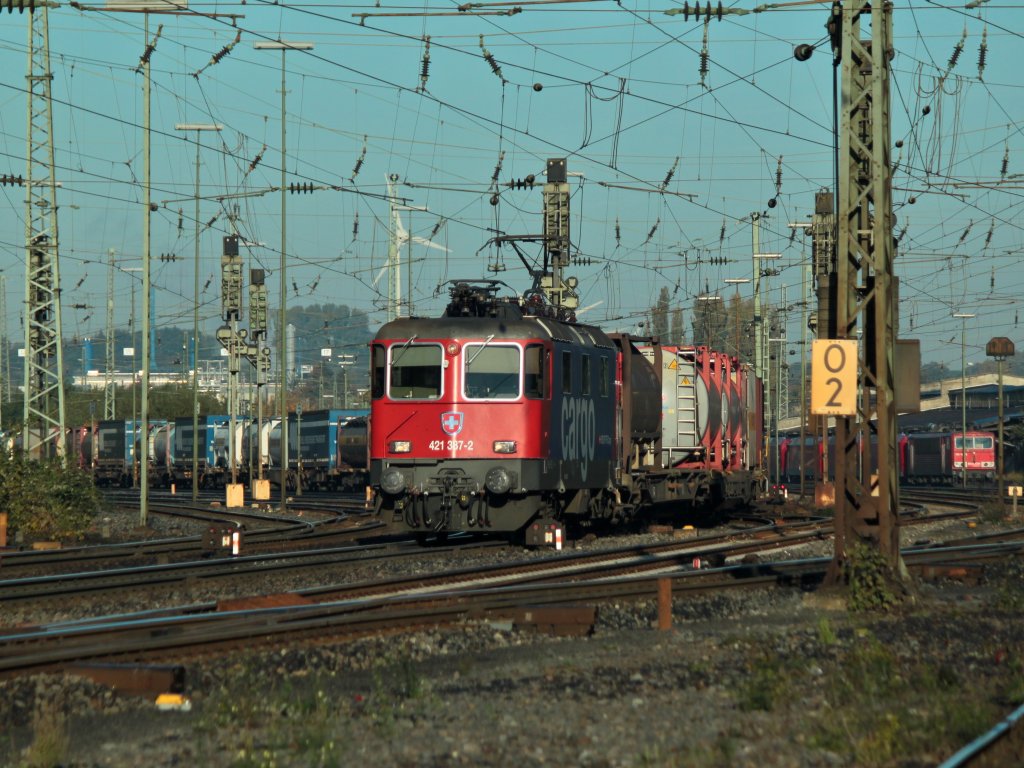 Am 22.10.2011 zieht 421 387-2 einen Containerzug aus Aachen West Richtung Kln.