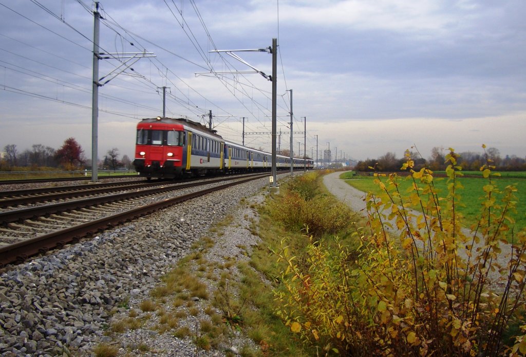 Am 22.11.09 findet ein Ersatzzug fr den IR Biel-Konstanz in den Thurgau, nach Tgerwilen. Hier ein  RBe-Sandwich , im  Normalfall  fhrt hier sonst als Ersatz eine EW II Dispokomposition, aber wahrscheinlich war nun der RBe frei, da diese Kompis am Wochenende nicht bentigt werden.