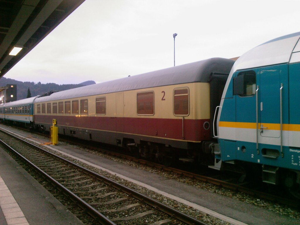 Am 22.11.2009 stand um ca. 16:15 Uhr am Bahnhof Oberstdorf der ALEX nach M�nchen mit einem noch nicht um lackierten ALEX-Treff Wagon.