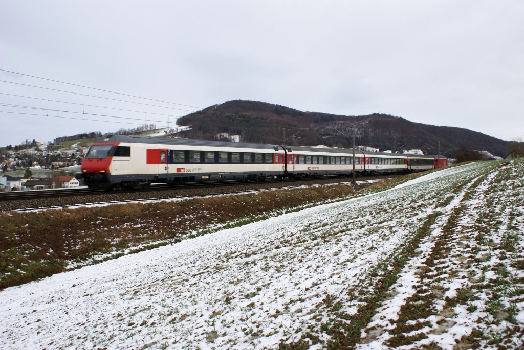 Am 22.12.09 nhert sich ein ultrakurzer EW IV-Pendelzug aus Richtung Zeihen Frick.