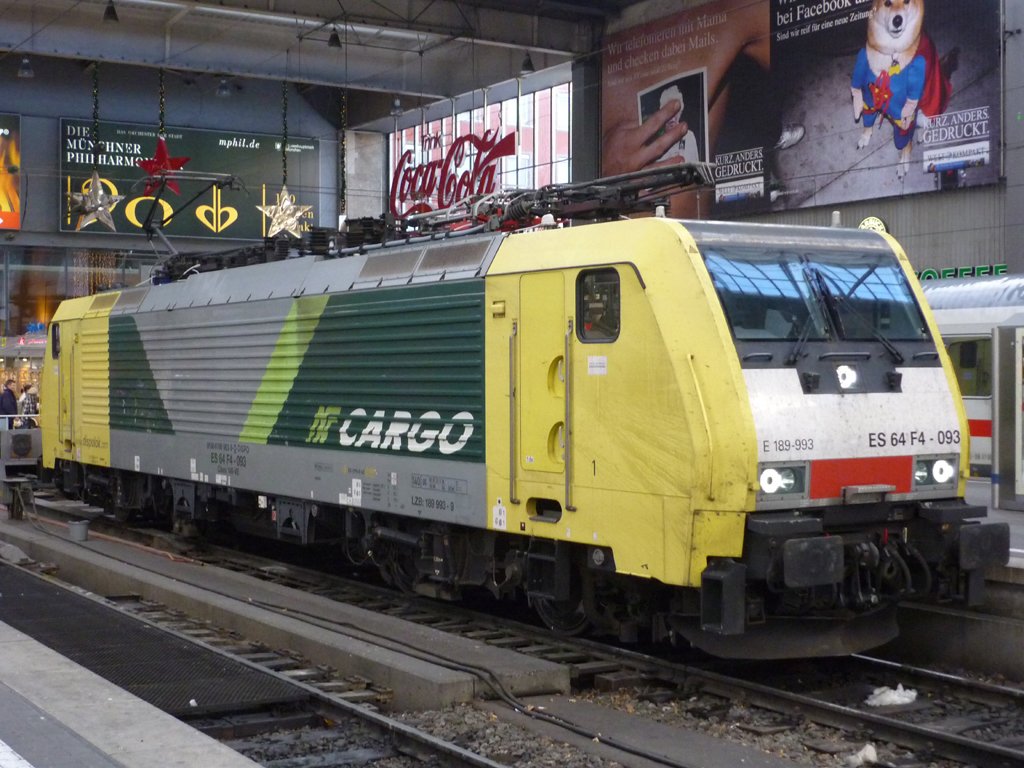 Am 22.12.2009 stellte die ES 64 F4 093 den DB - �BB Eurocity 85 betreit.
Fotografiert in M�nchen HBF.