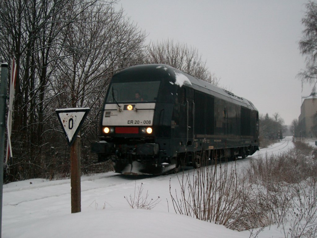 Am 22.12.2010 brachte die ER 20, Getreidewagen nach Bad Langensalza Ost.Hier bei bei der Rckfahrt von Ost zum HBF.