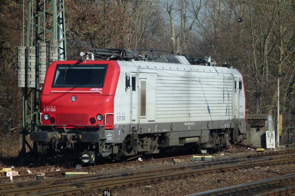 Am 22.2.2012 steht die franz�sische Elektrolokomotive E 37 530 der Firma  Akiem  im Bahnhof Heilbronn. Das Bild enstand aus dem ausfahrenden RE 23405 Richtung Crailsheim.