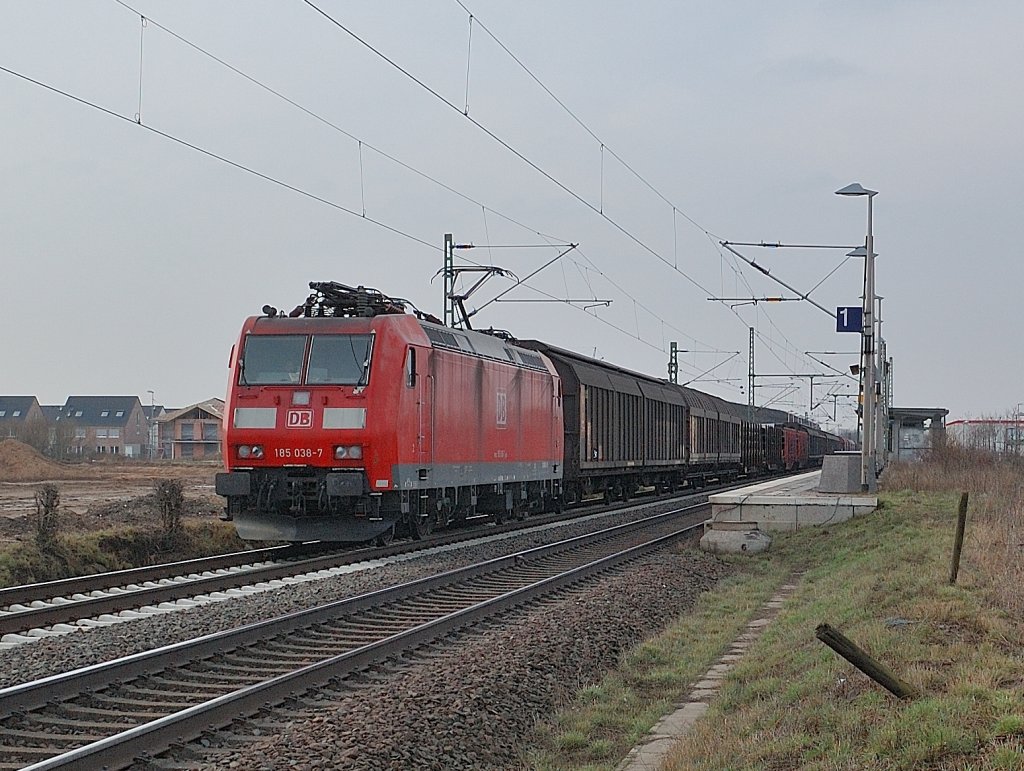 Am 22.3.2013 kommt die 185 038-7 mit einem Gterzug durch Allerheiligen gefahren. Hier ist sie in Richtung Kln zu sehen.