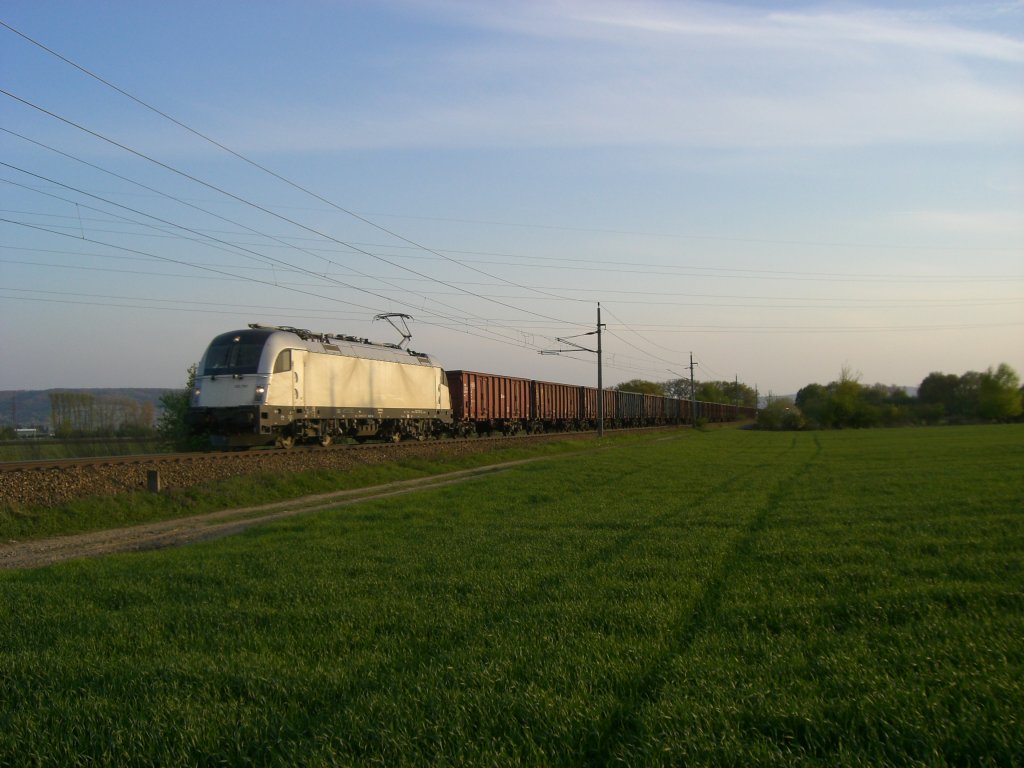Am 22.4.10 bespannte die 183.701 den Umleiter-Gterzug SLGAG 46184 von Linz Stahlwerke nach Breclav und konnte dabei im letzten Abendlicht beim Einfahrsignal von Tulln aufgenommen werden.