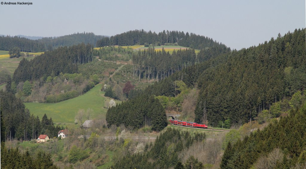 Am 22.4.11 lachte die Sonne als eine unbekannte 146.2 die letzten Meter Steigung der Schwarzwaldbahn bei Nubach mit dem RE 5317 (Karlsruhe Hbf-Kreuzlingen) in Angriff nahm.

PS: Ja das Bild knnte etwas mehr Kontrast vertragen