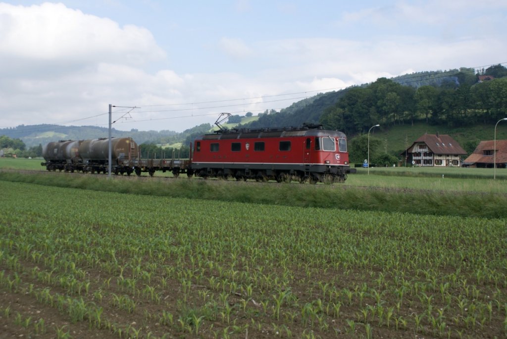 Am 22.6.10 zieht die Re 6/6 11626 einen kurzen Gterzug von Zell Richtung Gettnau.