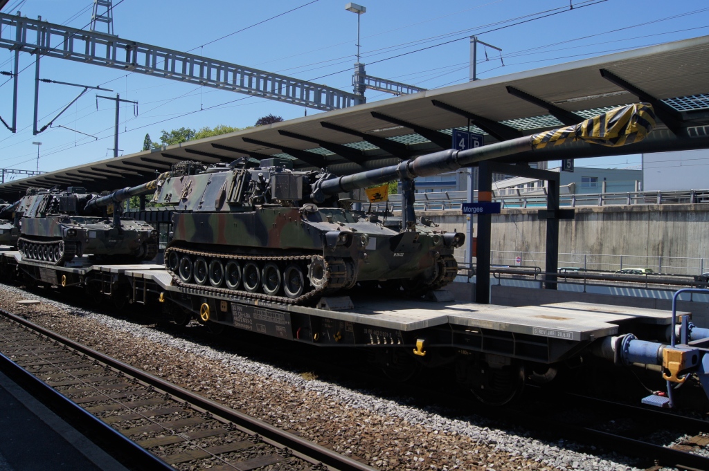 Am 22.6.12 stand im Bahnhof von Morges ein spezieller Zug. Er war gebildet aus Tiefladewagen, auf welchen sich einige Panzerhaubitzen befanden.
