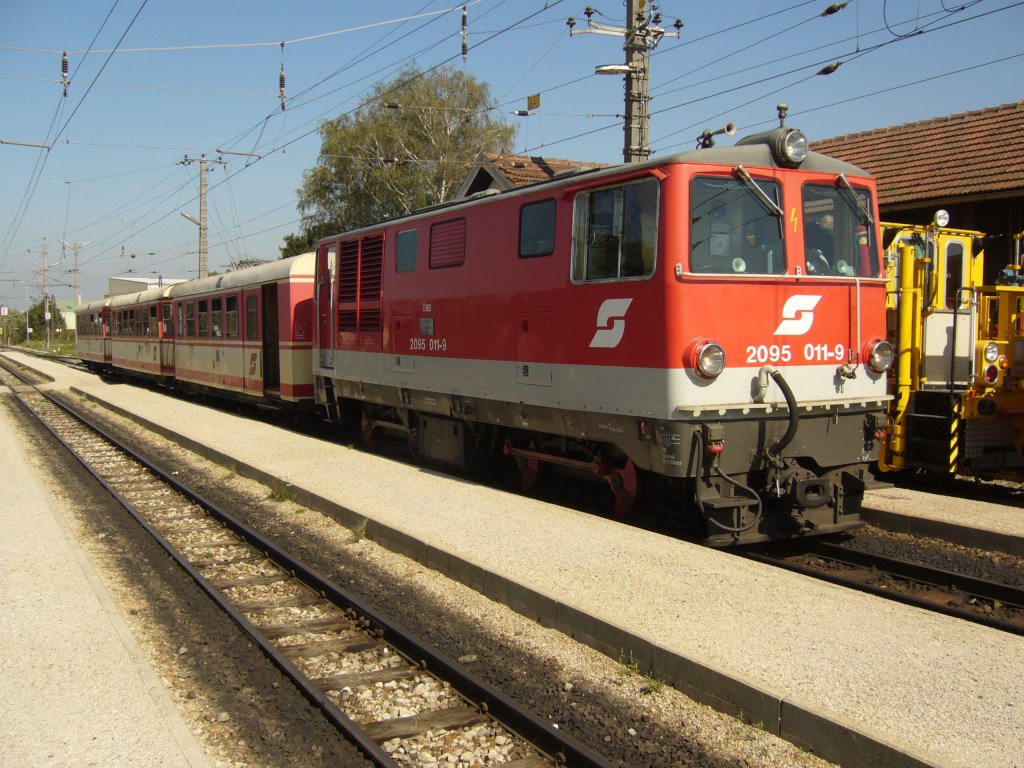 Am 22.9.2010 fand ich im Bahnhof Obergrafendorf die 2095 011-9 einem Personenzug vorgespannt in Fahrtrichtung Mariazell am frhen Nachmittag vor.