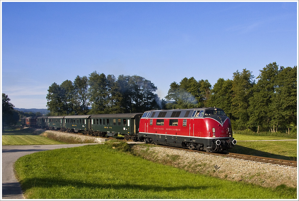 Am 22.9.2010 veirrte sich eine V200 auf die Strecke zum Eisenbahnmuseum Ampflwang der GEG. Es war der Nostalgie Rhein Express auf dem Weg zurck nach Passau.