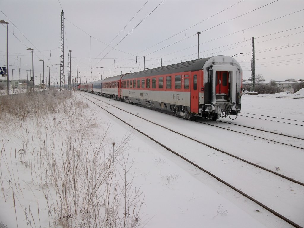 Am 22.Dezember 2010 hie es fr EC 379,Binz-Brno,noch Durchfahrt ber die Gtergleise in Bergen/Rgen.