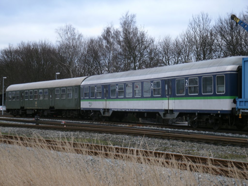 Am 22.Januar 2012 standen in Putbus links der AByu 55 80 31-45 001-5 und rechts der Bn 55 80 22-53 402-5.