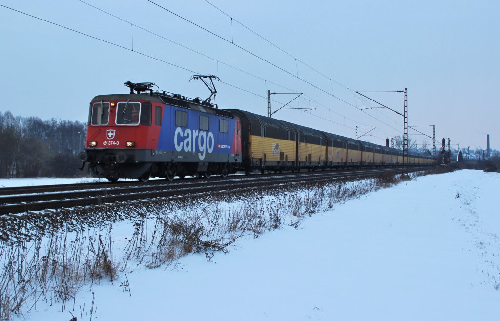 Am 22.Januar 2013 war SBBC 421 374 mit einem ARS-Altmann Zug auf dem Richtung Gttingen. Hier kurz hinter Elze...