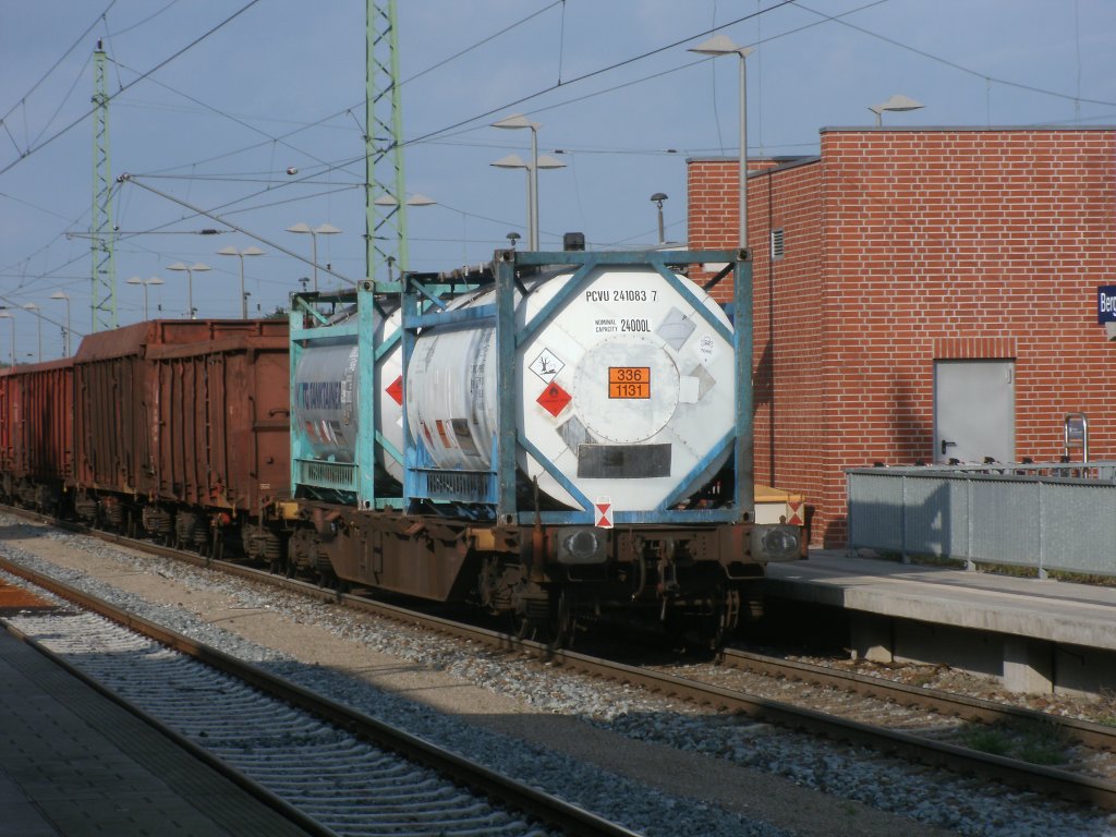 Am 22.Juni 2011,lief am Schlu,vom Lumpensammler Mukran-Rostock Seehafen,dieser Tankcontainerwagen durch Bergen/Rgen.