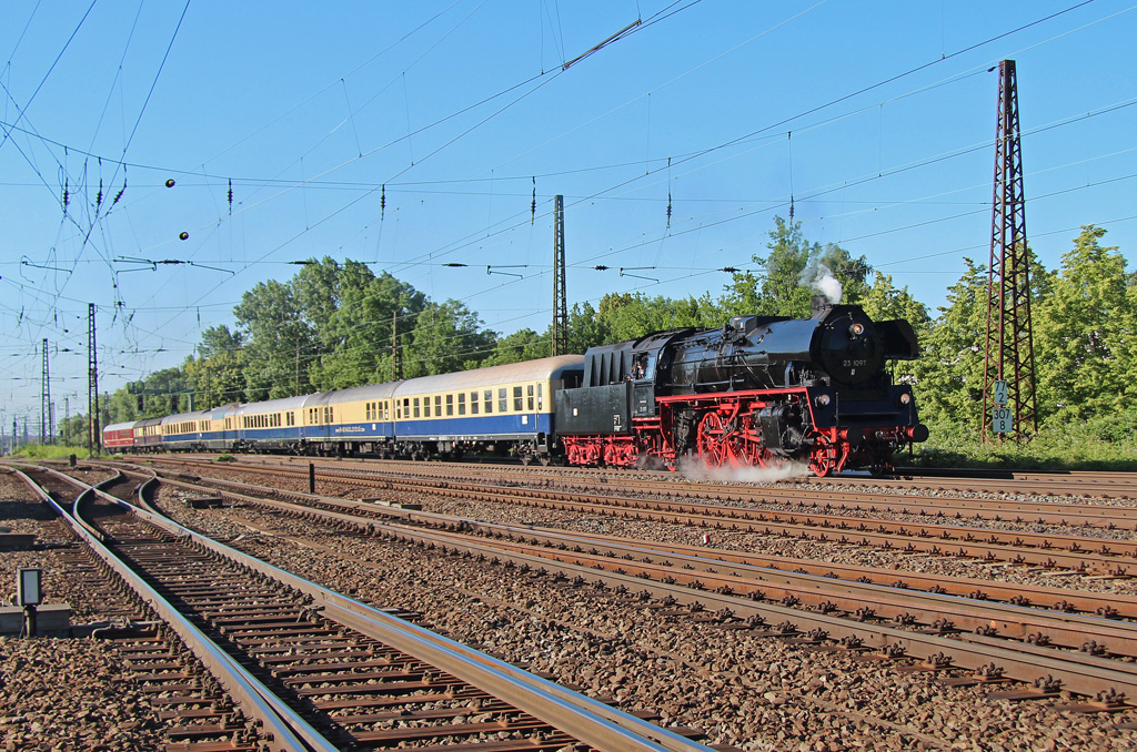 Am 22.Juni 2013 zieht die Glauchauer 23 1097(35 1097-1) den  Rheingold Nostalgie-Jubilums-Express  zu einer Tagesfahrt von Leipzig nach Erfurt und Weimar. Diese Aufnahme entstand am Morgen kurz nach der Abfahrt in Leipzig-Mockau. 