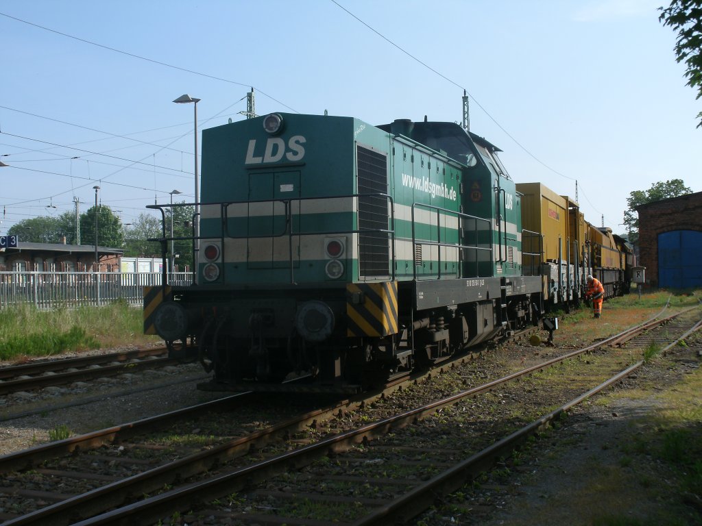 Am 22.Mai 2012 war die LDS 293 501 in Bergen/Rgen um eine Schienenschleifmaschine abzuholen.