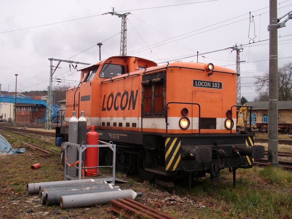 Am 22.November 2010 stand LOCON-102 noch schneefrei auf der Ladestrae in Bergen/Rgen.