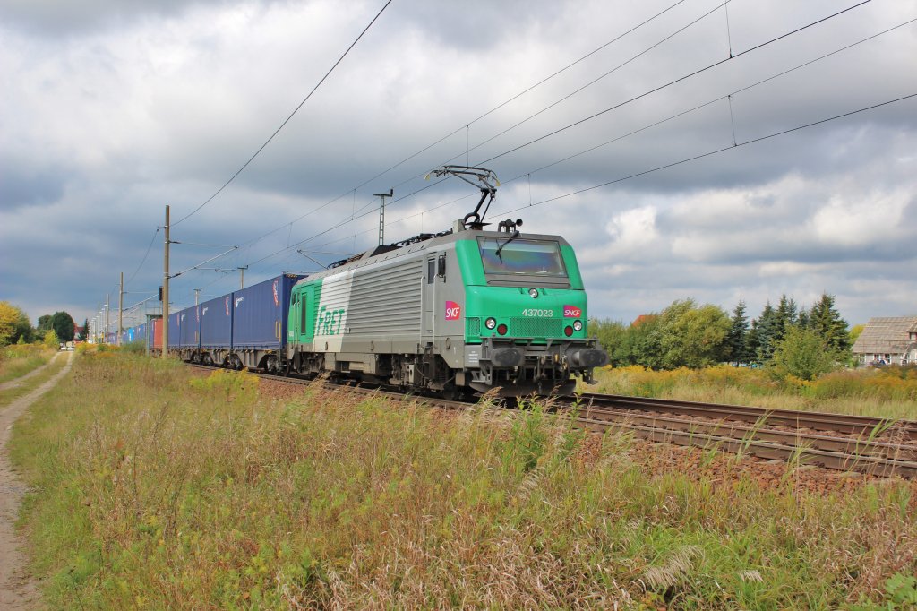 Am 22.September 2012 hat SNCF 437 023 (i.E. ITL) soeben den Bahnhof Jakobsdorf in Richtung Frankfurt/Oder verlassen.