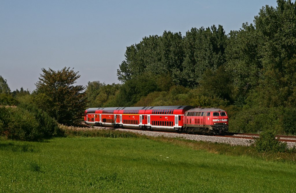 Am 23. August 2009 befrdert die farblich leider ziemlich ausgebleichte Ulmer 218 496 den IRE 4229 von Stuttgart nach Lindau bei Zollenreute dem nchsten Halt in Ravensburg entgegen.